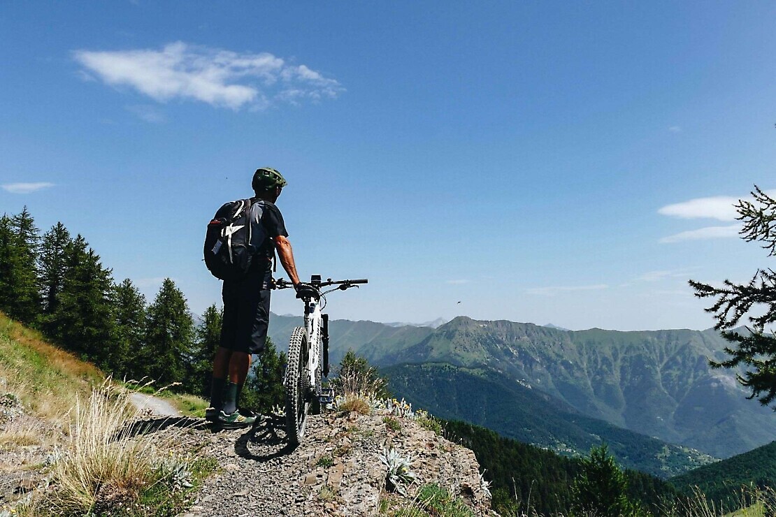 In Bicicletta sull'Alta Via del Sale: due Giorni dalle Alpi al Mare (Low Cost)